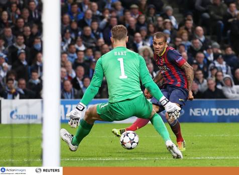 E anche il Barça ipoteca il passaggio: City matato da Dani Alves per lo 0-2. Reuters